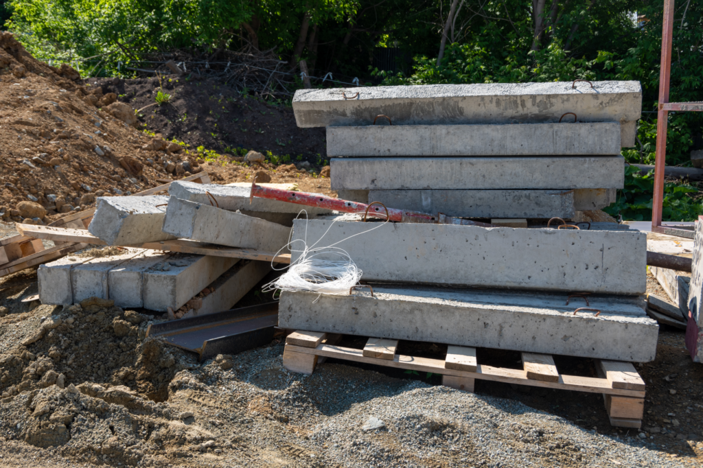 concrete-blocks-construction-wooden-pallets-storage-cinder-block-construction-site-with-concrete-products-building-house-from-cinder-blocks